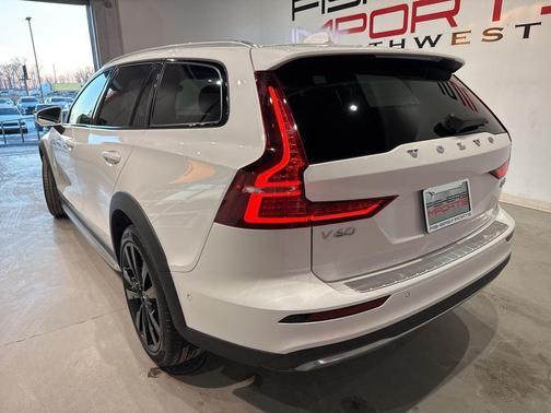 2023 Volvo V60 Cross Country B5 Ultimate