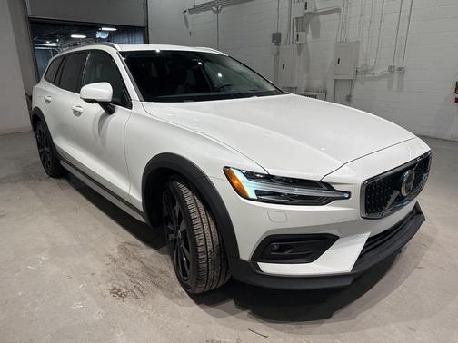 2023 Volvo V60 Cross Country B5 Ultimate