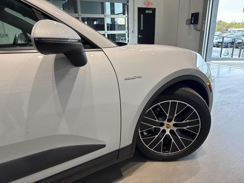 2025 Porsche Macan 4