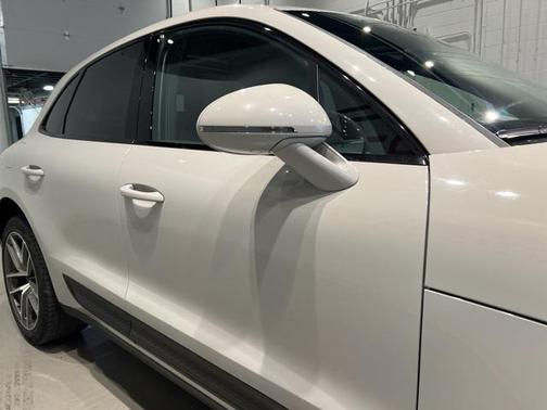 2022 Porsche Macan Base