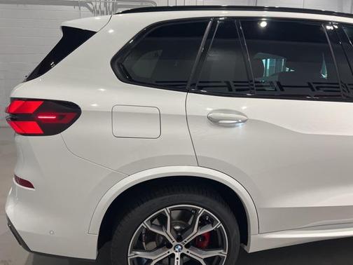 2024 BMW X5 M60i