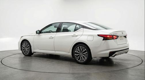 Glacier White 2025 Nissan Altima SV FWD