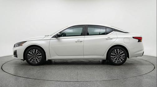 Glacier White 2025 Nissan Altima SV FWD