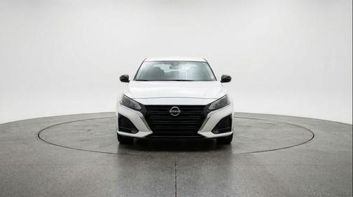 Glacier White 2025 Nissan Altima SV FWD