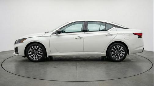 Glacier White 2025 Nissan Altima SV FWD