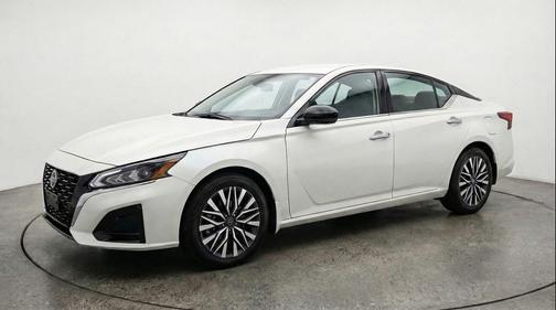 Glacier White 2025 Nissan Altima SV FWD
