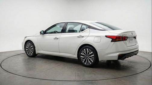 Glacier White 2025 Nissan Altima SV FWD