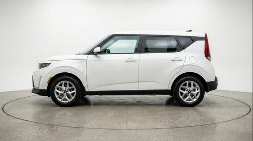 Snow White Pearl 2025 Kia Soul LX