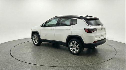 Bright White Clearcoat 2025 Jeep Compass Latitude