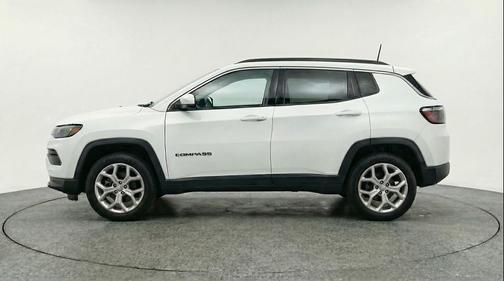 Bright White Clearcoat 2025 Jeep Compass Latitude