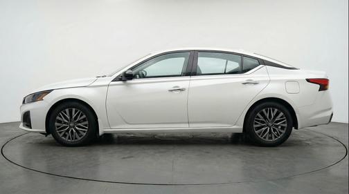Glacier White 2025 Nissan Altima SV FWD