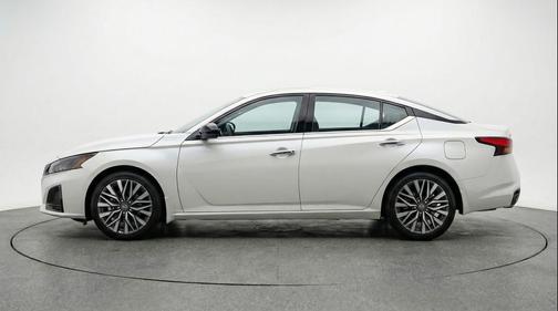 Glacier White 2025 Nissan Altima SV FWD
