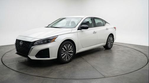 Glacier White 2025 Nissan Altima SV FWD