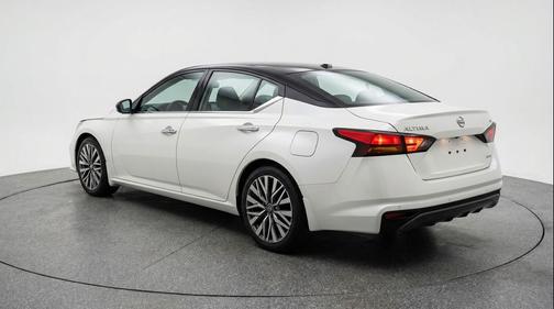 Glacier White 2025 Nissan Altima SV FWD