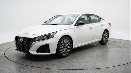Glacier White 2025 Nissan Altima SV FWD