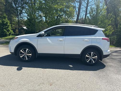 Super White 2017 Toyota RAV4 XLE