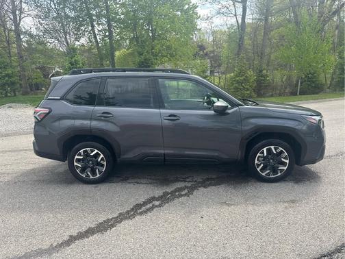Magnetite Gray Metallic 2025 Subaru Forester Premium