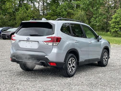 Ice Silver Metallic 2023 Subaru Forester Premium