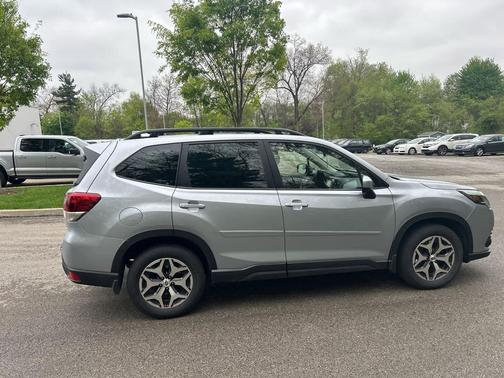 Ice Silver Metallic 2023 Subaru Forester Premium