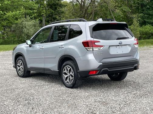 Ice Silver Metallic 2023 Subaru Forester Premium
