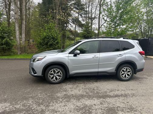 Ice Silver Metallic 2023 Subaru Forester Premium