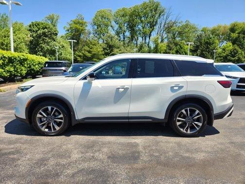 Majestic White 2025 INFINITI QX60 Luxe