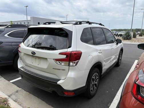 Crystal White Pearl 2022 Subaru Forester Premium