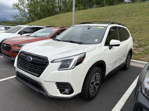 Crystal White Pearl 2022 Subaru Forester Premium