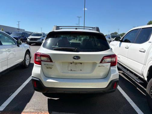 White 2019 Subaru Outback 2.5i