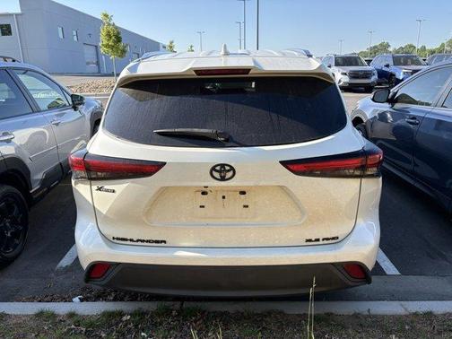 Blizzard Pearl 2021 Toyota Highlander XLE