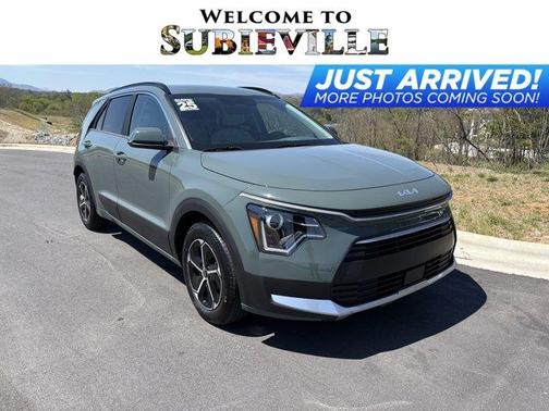 Green 2025 Kia Niro EX