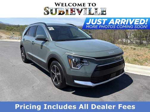 Green 2025 Kia Niro EX