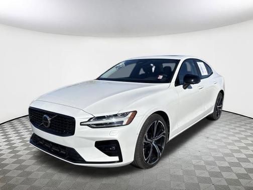 2024 Volvo S60 B5 Plus Dark Theme