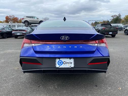 2025 Hyundai ELANTRA SE