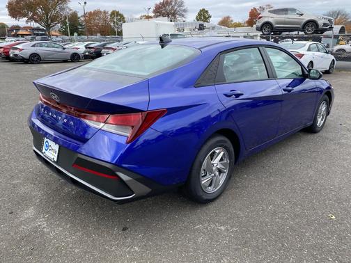 2025 Hyundai ELANTRA SE