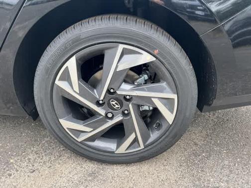 2025 Hyundai ELANTRA HEV SEL
