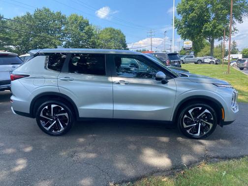 2024 Mitsubishi Outlander SE