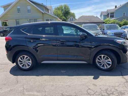 Black Noir Pearl 2017 Hyundai TUCSON SE