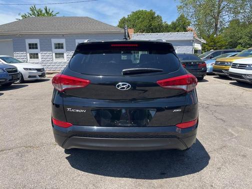 Black Noir Pearl 2017 Hyundai TUCSON SE