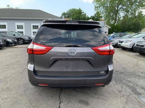 2018 Toyota Sienna XLE