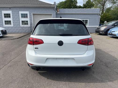 Pure White 2015 Volkswagen Golf GTI 2.0T SE 4-Door