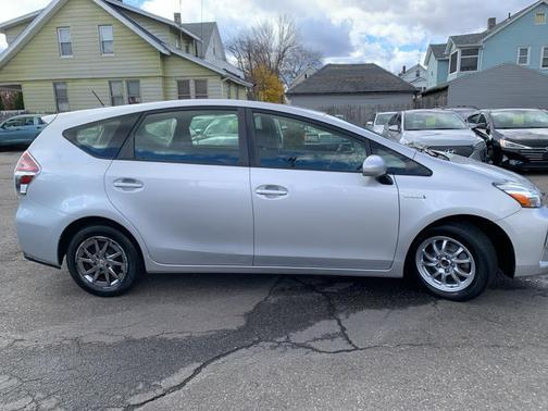 2016 Toyota Prius v Five