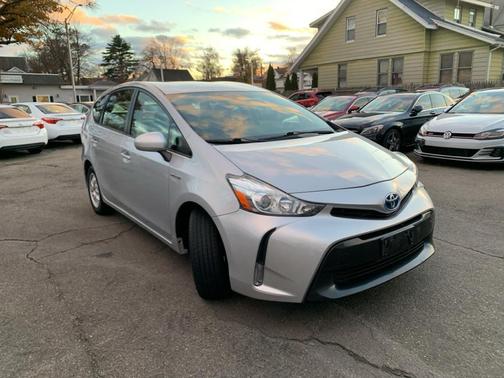 2016 Toyota Prius v Five