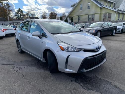 2016 Toyota Prius v Five