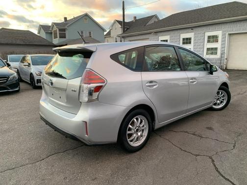 2016 Toyota Prius v Five