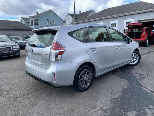 2016 Toyota Prius v Five