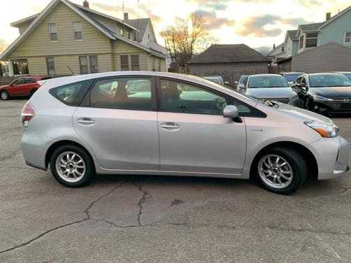 2016 Toyota Prius v Five