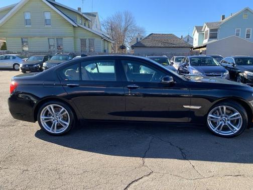 2014 BMW 740 4dr Sdn 740i RWD