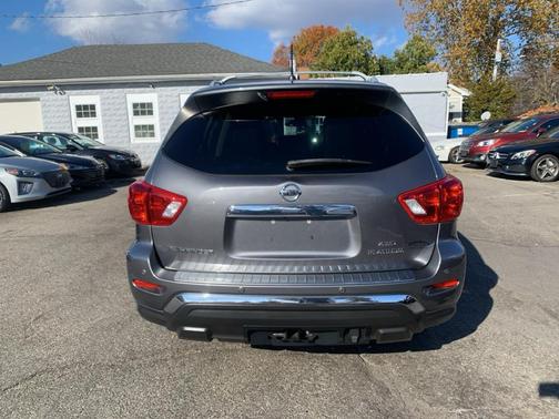 Gun Metallic 2017 Nissan Pathfinder Platinum