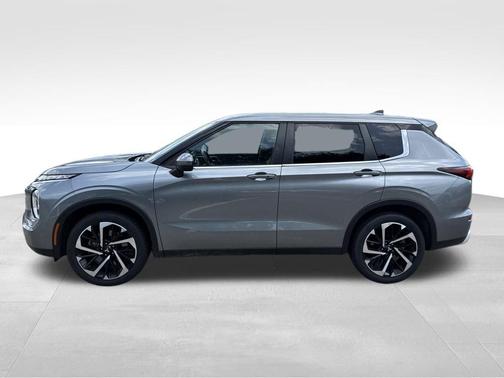 Silver 2024 Mitsubishi Outlander SE